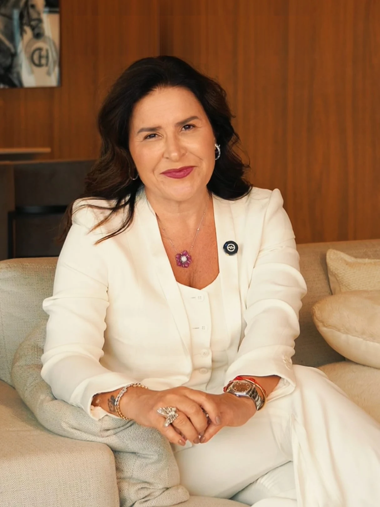 Dra. Camila Sandoval, cirurgiã plástica, em seu consultório em São Paulo
